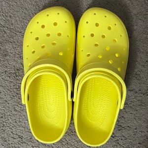 Clogs 11 in Women’s, 9 in Men’s💛